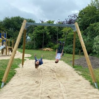 Kinder schaukeln im Außengelände der WG Drentwede