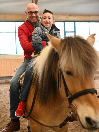 Junge aus Kinderhospiz reitet in Begleitung